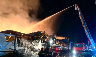 Hàng trăm chiến sĩ xuyên đêm dập đám cháy ở kho bông