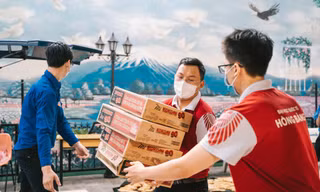 Đoàn trường ĐH Quốc tế Hồng Bàng cùng các tình nguyện viên sắp xếp các vật phẩm cứu trợ sinh viên khó khăn do dịch COVID-19. 