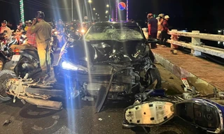 Tạm giữ tài xế ô tô 'lùa' 3 xe máy trên cầu Tân Lý