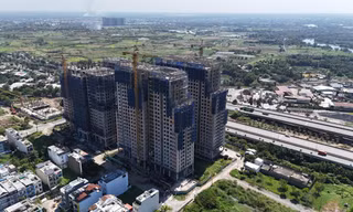 Khó giảm giá nhà ở vì tiền sử dụng đất cao