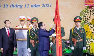 Thủ tướng Chính phủ Phạm Minh Chính gắn Huân chương Độc lập hạng Nhất lên Cờ truyền thống của Đảng bộ, chính quyền và nhân dân tỉnh Bà Rịa-Vũng Tàu.