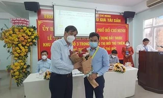 Doanh nghiệp trúng đấu giá đất ở Thủ Thiêm nhận hoa chúc mừng từ lãnh đạo UBND TPHCM.