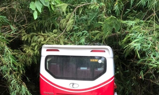 Xe khách chở 25 người lao xuống vực ở Bình Thuận