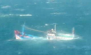 Tàu cá chở 8 người chìm ngoài khơi đảo Phú Quý