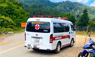 Xe cứu thương mang biển số 51B-319.99 khi dừng ở chốt kiểm soát dịch COVID-19 xã La Ngâu.