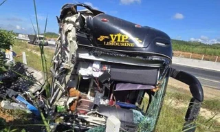 Đầu xe khách nát bét sau tông xe tải trên cao tốc, 4 người bị thương