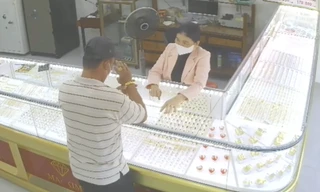 Chủ tiệm vàng leo qua tủ kính, chặn đầu tên cướp giật