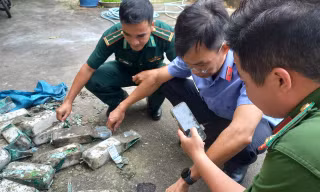 Hàng chục ký tinh thể nghi ma túy dạt vào bờ biển Côn Đảo