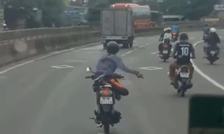 Người đàn ông 'diễn xiếc' cùng xe máy gây náo loạn trên Quốc lộ 1