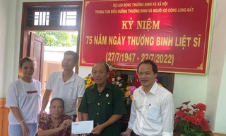 Tặng quà cho Trung tâm Điều dưỡng Thương binh và Người có công Long Đất