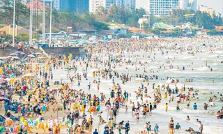 Du khách đến Vũng Tàu tăng gấp 3 lần, Bình Thuận 'cháy phòng'