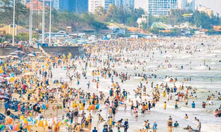 Du khách đến Vũng Tàu tăng gấp 3 lần, Bình Thuận 'cháy phòng'