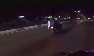Nam thanh niên nằm trên xe máy, thả hai tay chạy với tốc độ 120km/h