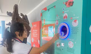 Trường Đại học Ngân hàng TP. HCM phát động chương trình 'Chai nhựa tái sinh, hành trình tiếp nối'
