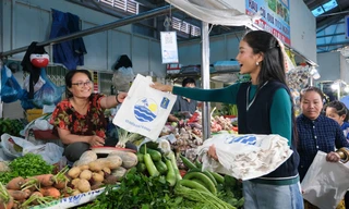 Hoa hậu H’Hen Niê dọn rác ở Côn Đảo, phát túi bảo vệ môi trường