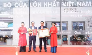 Bộ cửa lùa nhôm kính lớn nhất Việt Nam nặng 2.400 kg