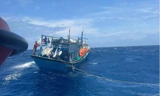 Lai dắt tàu cá bị phá nước, cứu sống 15 thuyền viên 