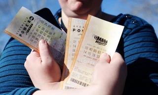 Tấm vé số trúng gần 150.000 USD suýt không được nhận giải vì bỏ quên