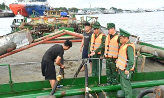 Tạm giữ 2 tàu vận chuyển 630 m3 cát lậu