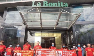 Khách hàng căng băng rôn yêu cầu khởi tố chủ đầu tư chung cư La Bonita.