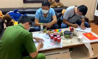 Phá đường dây mua bán bằng đại học rởm, phát hiện con dấu giả của công an phường, sở y tế 