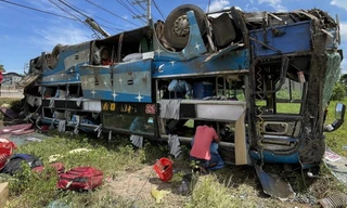 Kinh hãi xe giường nằm lật ngửa ở Bình Thuận, hàng chục hành khách đập cửa thoát thân