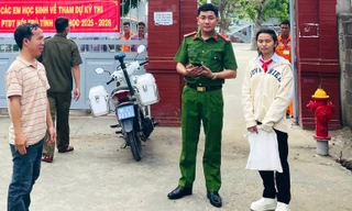Công an xã dùng xe công vụ đưa thí sinh đi nhầm hơn 60 km về điểm thi