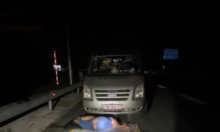 Tài xế thản nhiên trải chiếu ngủ trước đầu xe trên… cao tốc lúc nửa đêm