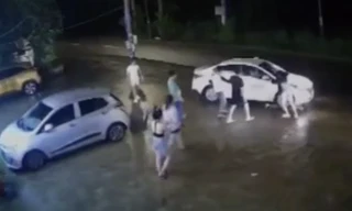 Người đàn ông lái ô tô cán qua người bạn gái cũ trước quán karaoke