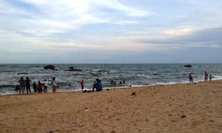 4 thiếu niên đi tắm biển gặp sóng lớn, 1 em mất tích