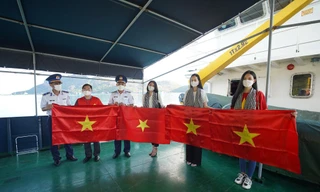 Tiền Phong Marathon 2022 tặng 2.500 lá cờ Tổ quốc cho lực lượng tuyến đầu