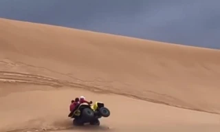 Xe 4 bánh nhưng tài xế chạy 2 bánh trên đồi cát Bình Thuận