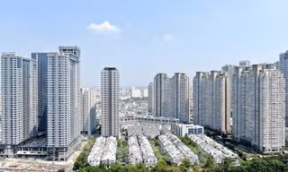 Lạ lùng doanh nghiệp bất động sản 'bán mình' giá bèo cho vốn ngoại