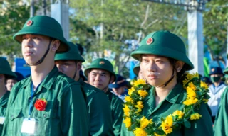 Nữ cử nhân kế toán tình nguyện viết đơn nhập ngũ