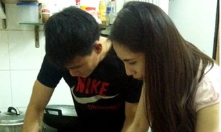 Công Vinh về quê Thủy Tiên gói bánh tét