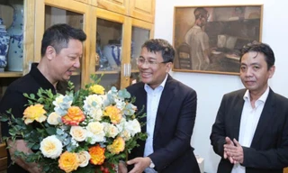 Thứ trưởng Thường trực Bộ Ngoại giao thăm gia đình cố nhạc sĩ Hoàng Vân