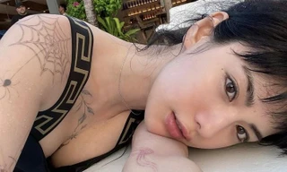 Nữ chính phim cô gái kiếm tiền từ việc khỏa thân hút khán giả Việt