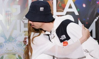 Hoàng Thùy Linh, Đen Vâu ôm nhau