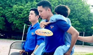 Mới mổ ruột thừa, thí sinh ở Nghệ An được cõng đến phòng thi 