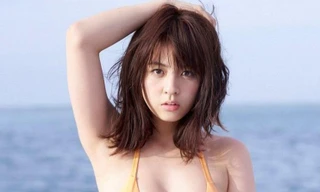 Bạn gái được gọi là thiên thần bãi biển của cầu thủ tuyển Nhật