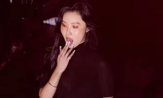 Nữ ca sĩ bị chỉ trích gợi dục hóa đồng phục học sinh