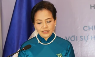 Tiến sĩ Ngô Phương Lan nhận Huân chương bậc sĩ quan Pháp