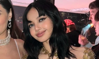 Lisa (BlackPink) mặc váy sexy, đứng cạnh bạn trai tỷ phú