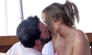 Jennifer Lopez và Ben Affleck hôn nhau giữa ồn ào ly hôn