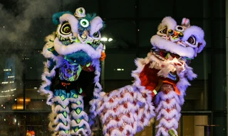 Khách Tây xem lân nhào lộn trên đường phố Đà Nẵng