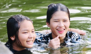 Trẻ em Hà Nội thích thú tắm giải nhiệt ở bể bơi nghìn năm tuổi