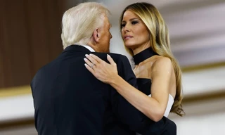 Chiếc váy báo thù của bà Melania Trump