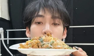 Sao Hàn tìm mua bánh tráng trộn, ăn phở lúc 4h sáng khi tới Việt Nam