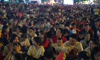 Trải bạt, thức xuyên đêm chờ xem diễu binh, diễu hành sáng 30/4