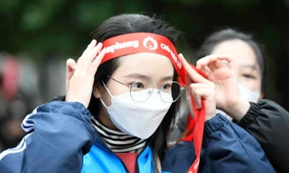 Hàng nghìn người đến Chủ Nhật Đỏ mặc thời tiết rét đậm ở Hà Nội